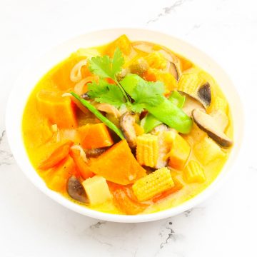 bowl of vegetable green curry