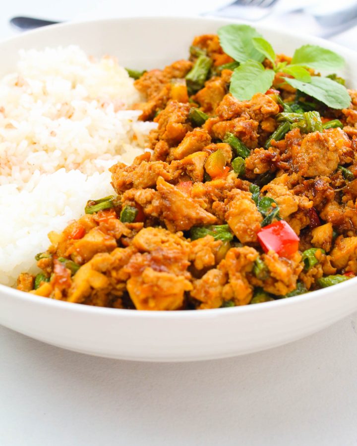 thai bail tofu with green beans in a bowl with white steamed rice